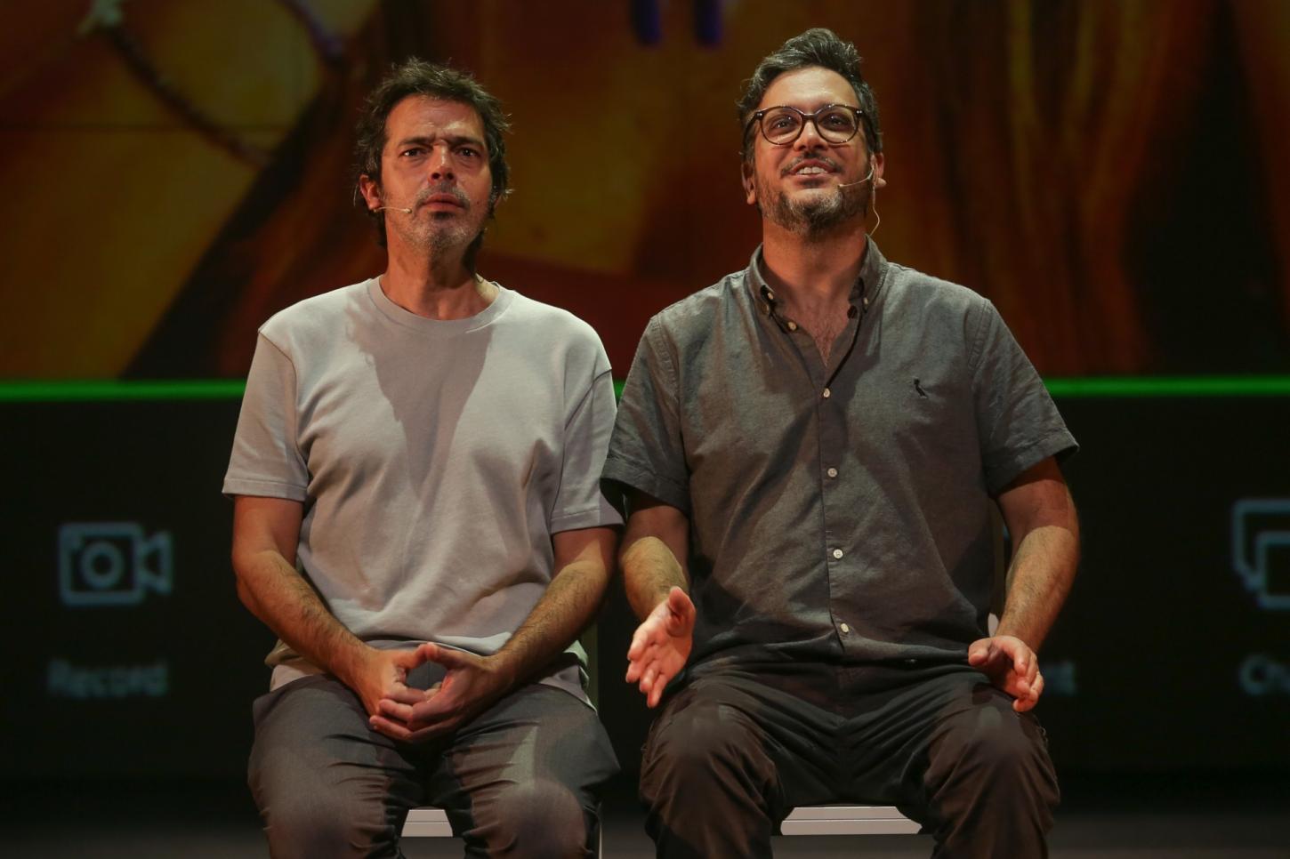 Lucio Mauro Filho e Bruno Mazzeo celebram a amizade e o legado dos pais em comédia de grande sucesso, no Teatro SESC Casa do Comércio, em Salvador