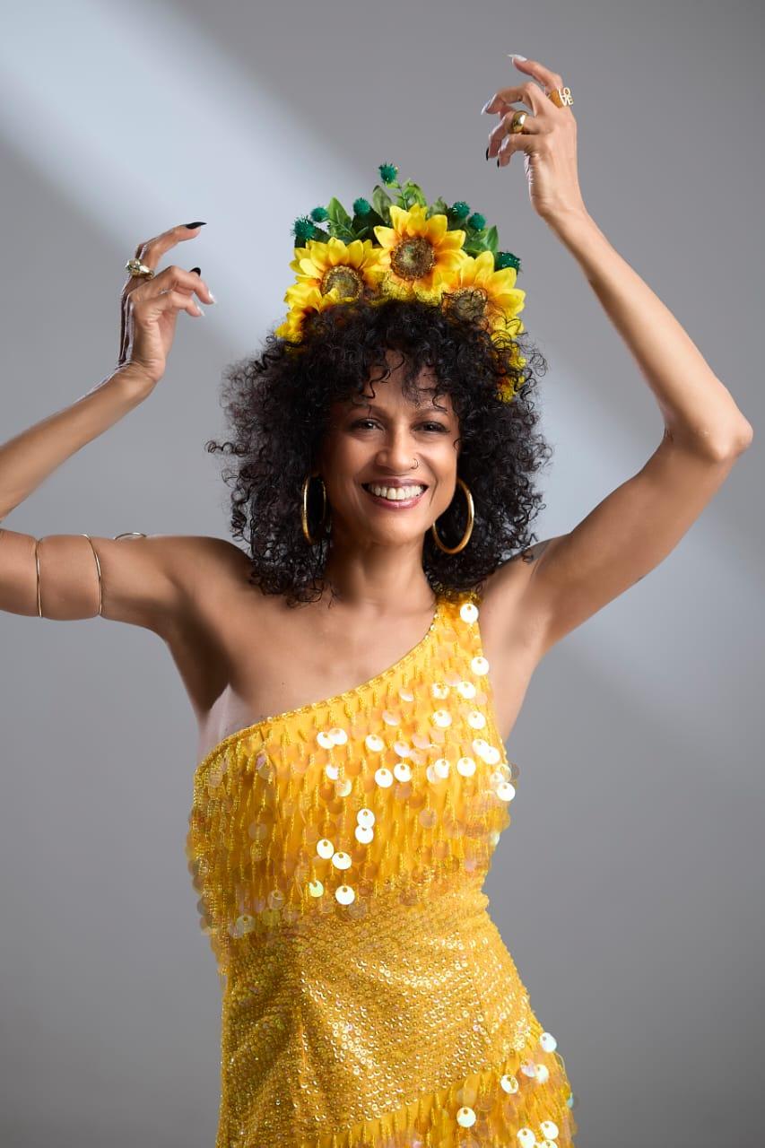 “Tenho sido uma voz que ecoa a beleza e a potência da música brasileira”. Simone Moreno lança EP em homenagem aos 40 anos da Axé Music