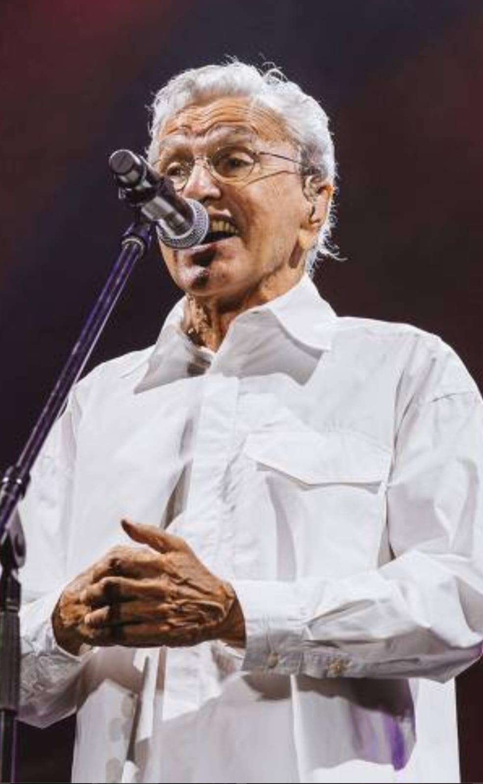 Aos 83 anos, Caetano Veloso dança até o chão e anima o Festival de Verão Salvado