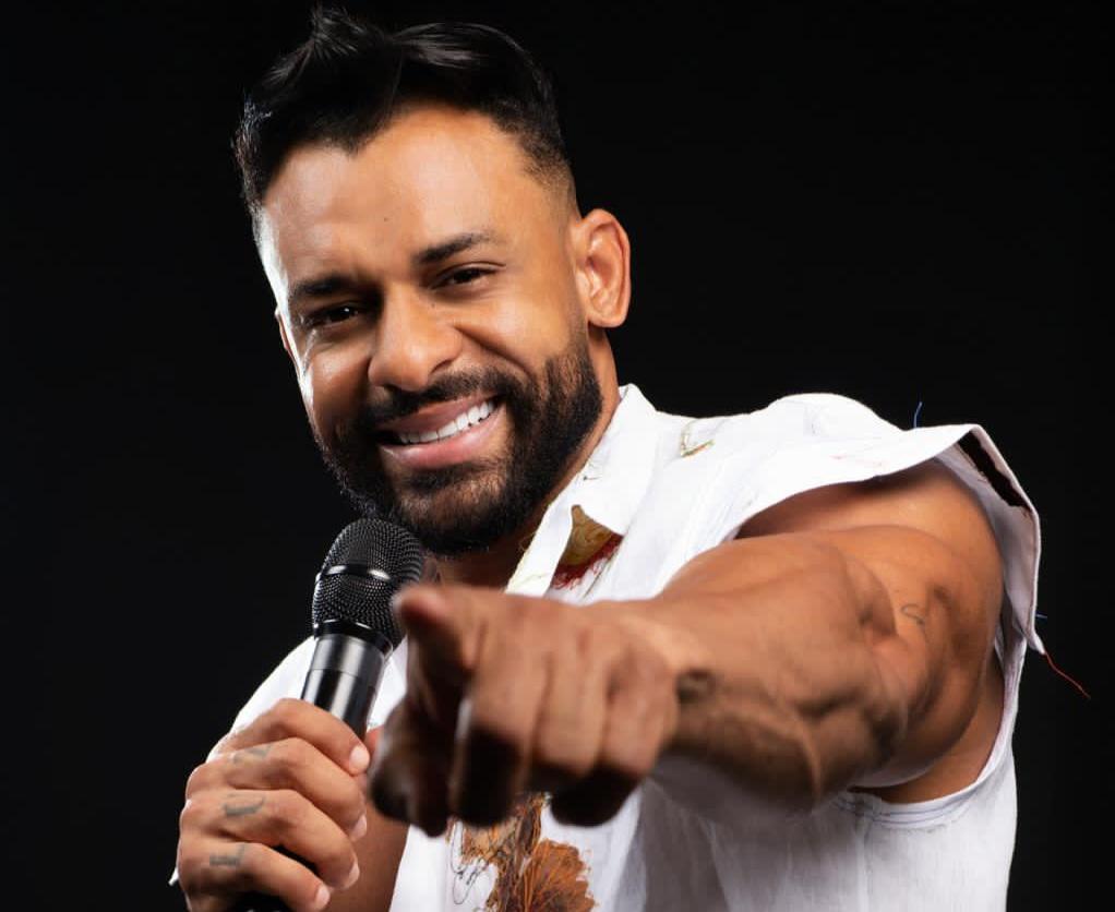 Cantor Júnior Luzz se apresenta no Mariposa Itaigara