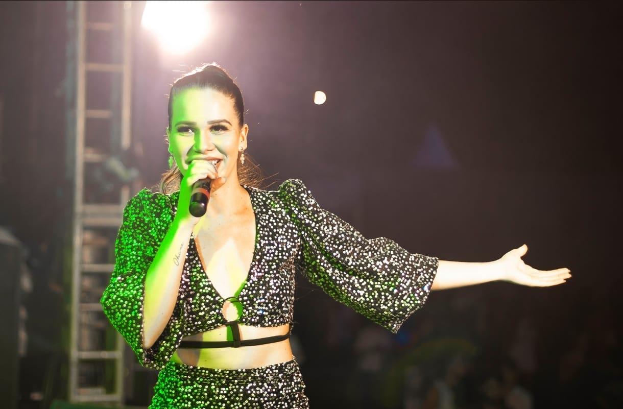 Mara Magalhães leva romantismo e sofrência ao Carnaval do Imbuí