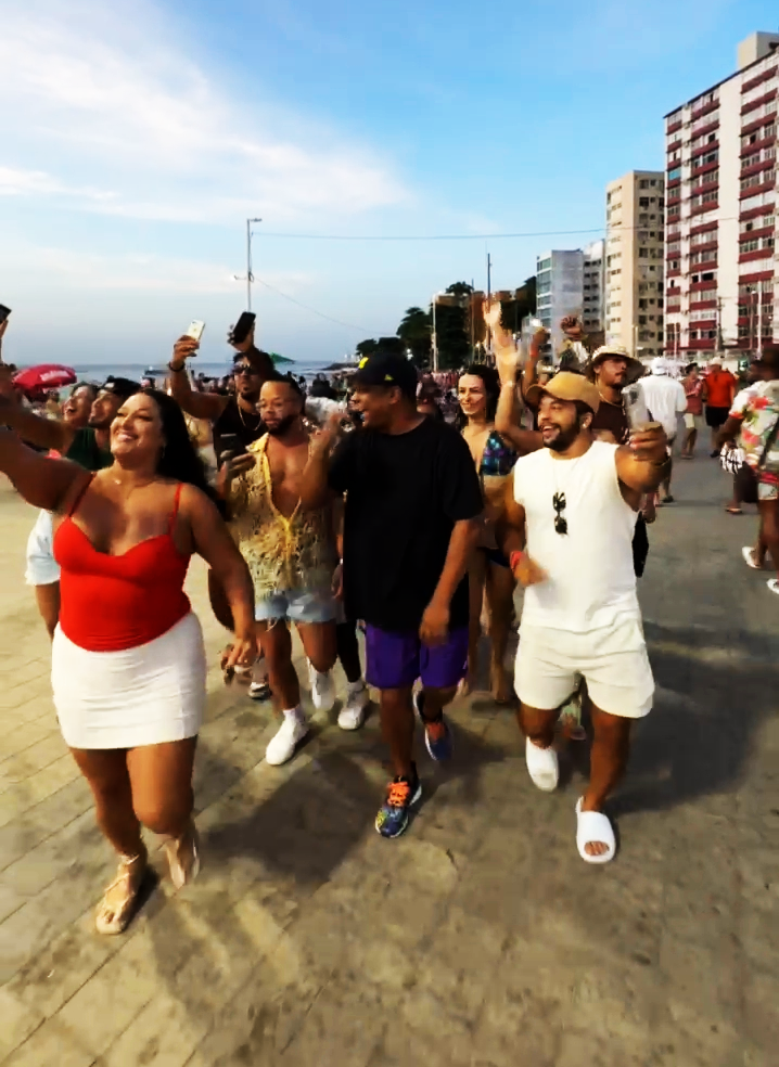 Márcio Victor para o Farol da Barra em plena segunda com show surpresa após caminhada na orla