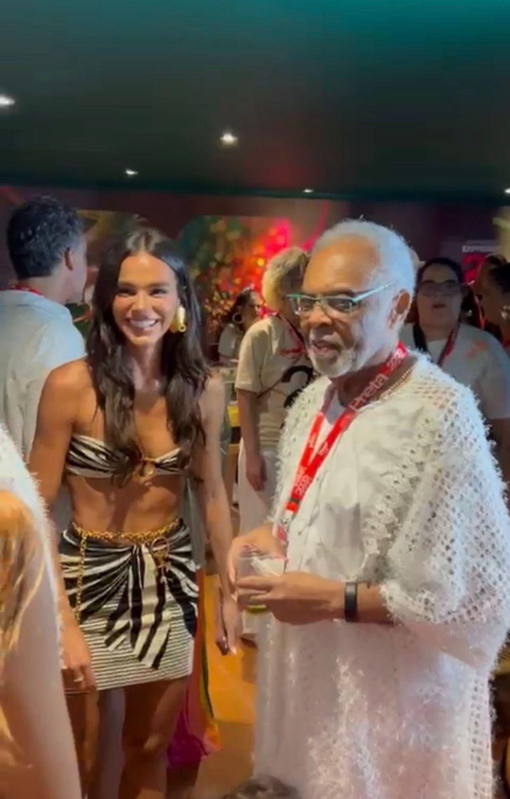 Havaianas, brilho e tricô: Bruna Marquezine e Sasha Meneghel arrasam em looks coloridos para o primeiro dia do Carnaval de Salvador