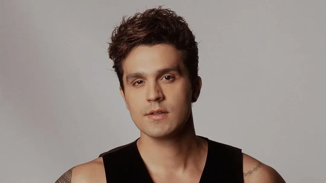 Luan Santana leva 
