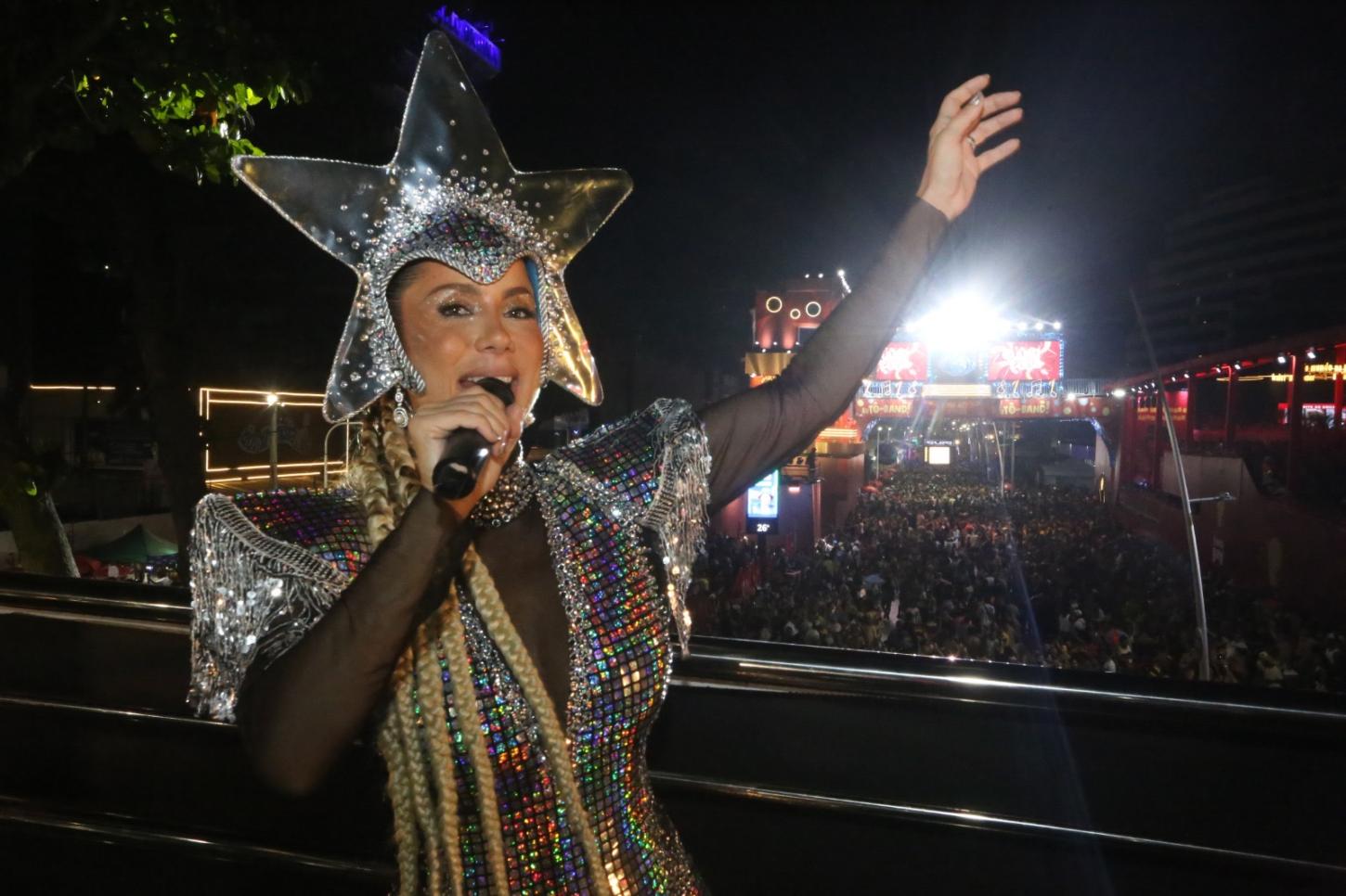 Na frente do Planeta Band, Luana Monalisa pede respeito aos artistas baianos e é aplaudida pelo público