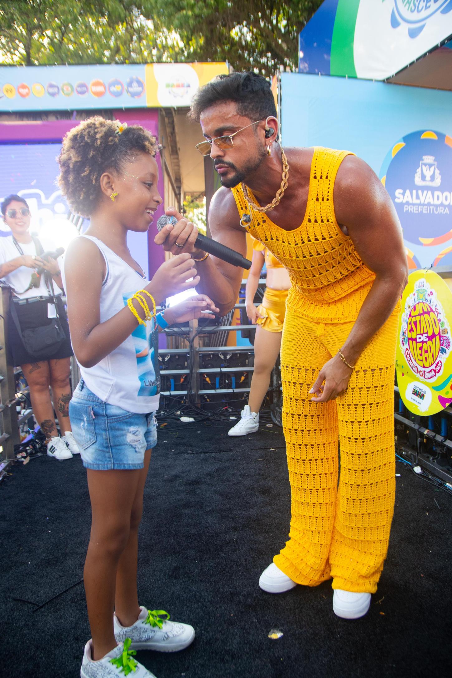 Pipoca do Parango: Lincoln Senna desce do trio e comanda multidão no meio da Avenida