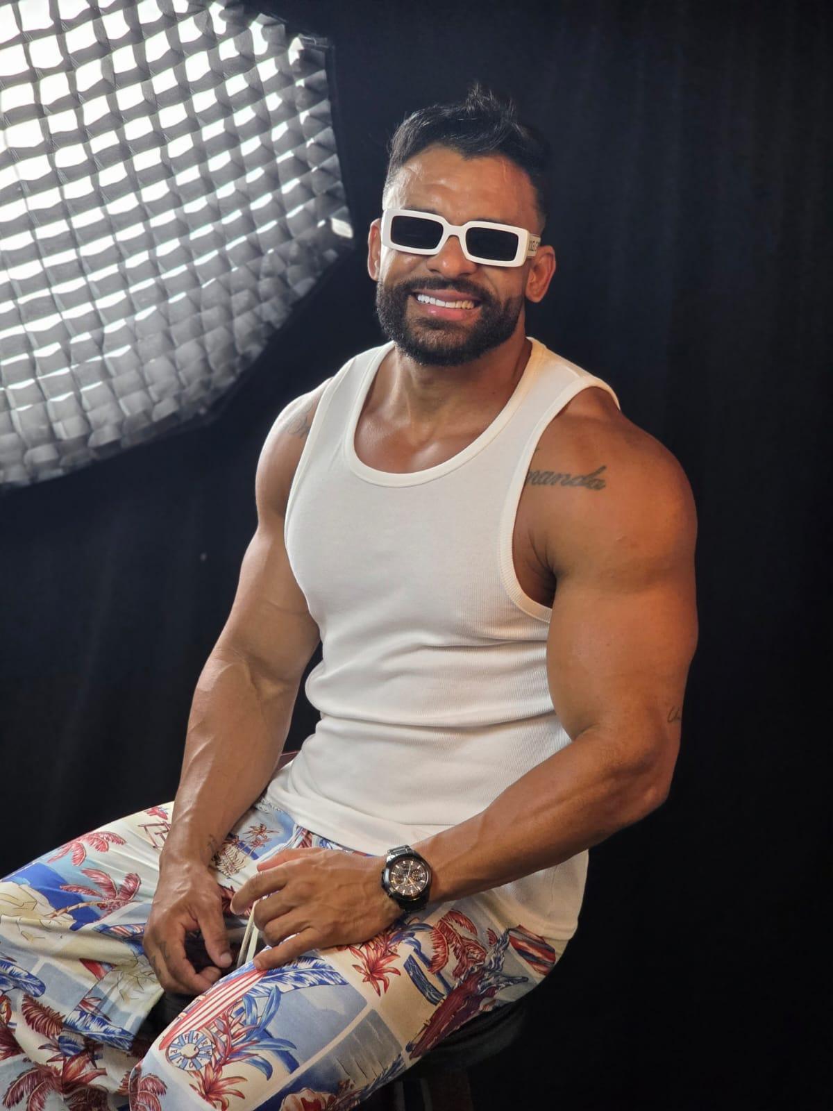 Cantor Júnior Luzz é atração musical da Feira Café Fofoca e Arte neste sábado (7 de março)