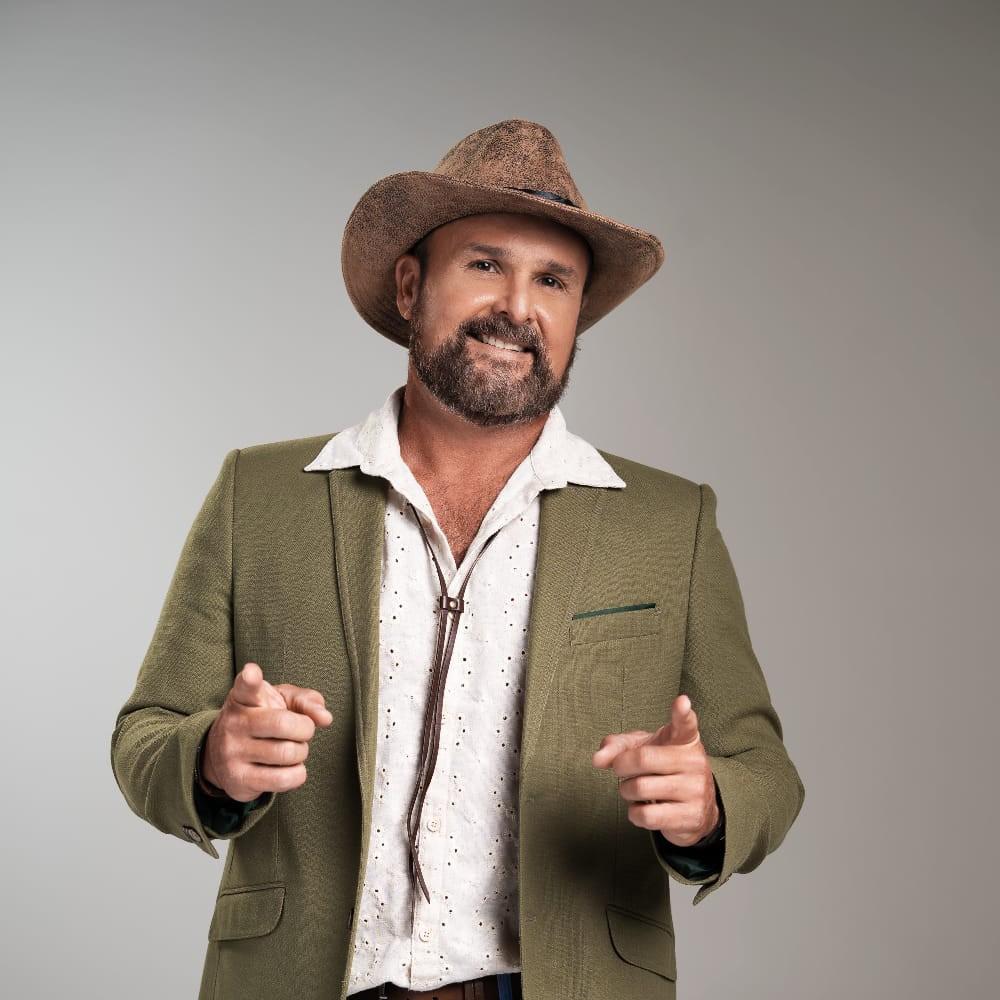 Leo Estakazero celebra 30 anos de carreira em ensaio especial de São João