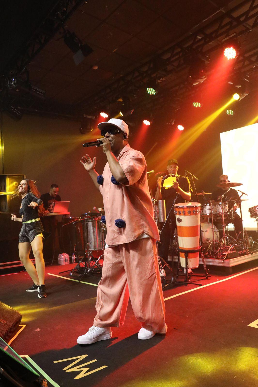 Márcio Victor se apresenta mais um ano no aniversário da cantora Anitta, em São Paulo.