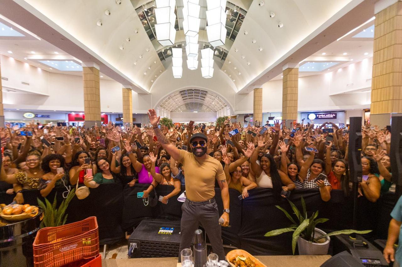 Pablo lota praça de alimentação do Shopping da Bahia em esquenta para a ‘Bodega’