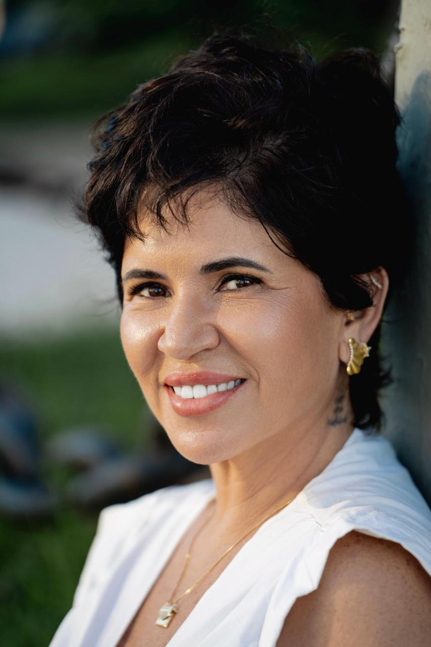 A jornalista Adriana Oliveira  publica pela P55 Edição o seu primeiro livro, Cartas de uma repórter
