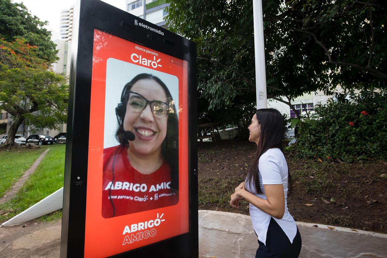 Claro e Eletromidia anunciam inauguração do projeto Abrigo Amigo em Salvador