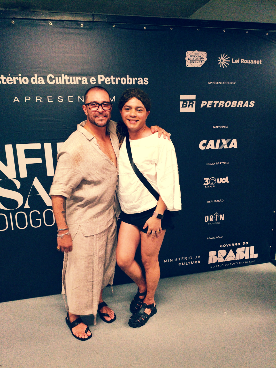 Colunista Van Carvalho brilha com look básico no encontro com Diogo Nogueira na Concha Acústica