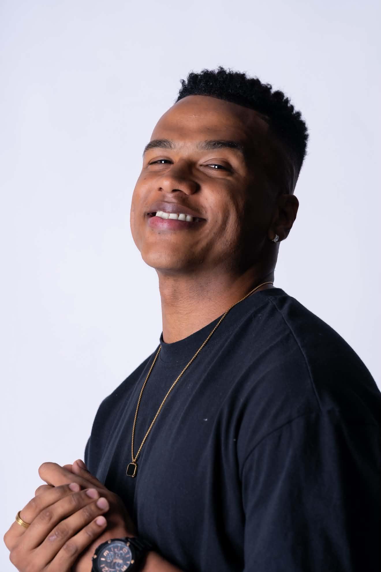 Compositor de “Marquinha de Fitinha”, kaike estreia carreira solo