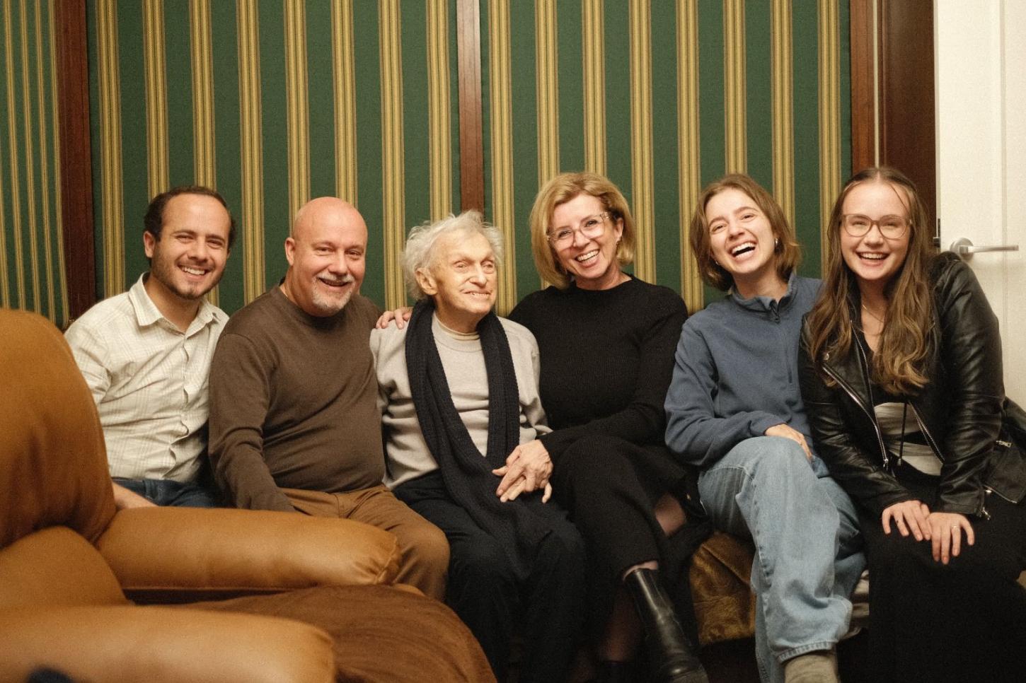 GIANA emociona fãs com prévia de homenagem ao Dia das Mães e aquece lançamento de “Carinho de Deus”