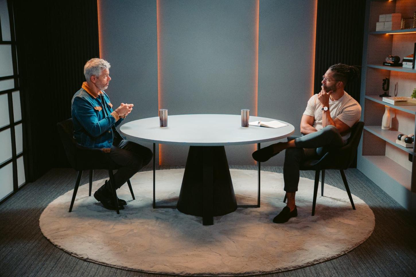 Joel Jota recebe Otaviano Costa no Jota Jota Podcast em papo intimista sobre carreira artística, empreendedorismo e superação