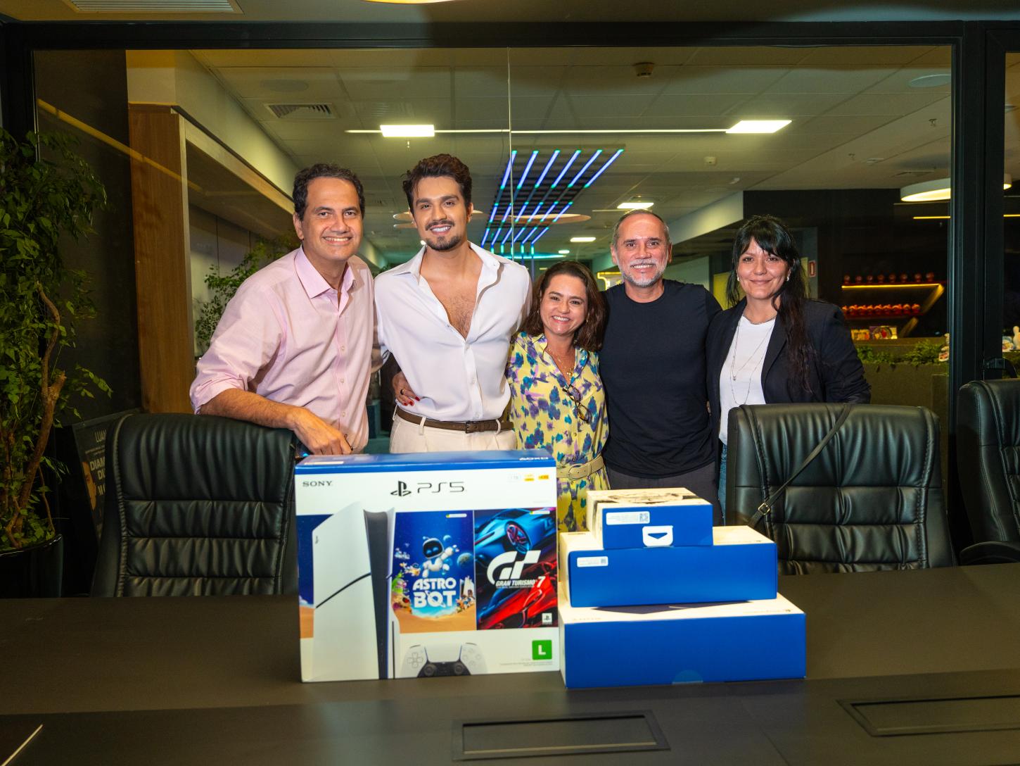 Luan Santana renova contrato com Sony Music em noite de celebração em São Paulo