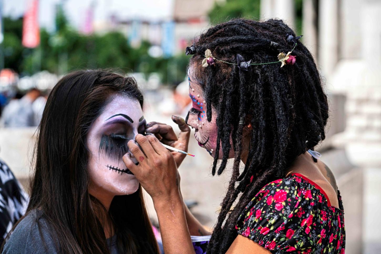 Sinísia Coni lança livro de fotografias da celebração do El Día de los Muertos, no Palacete Tira Chapéu 