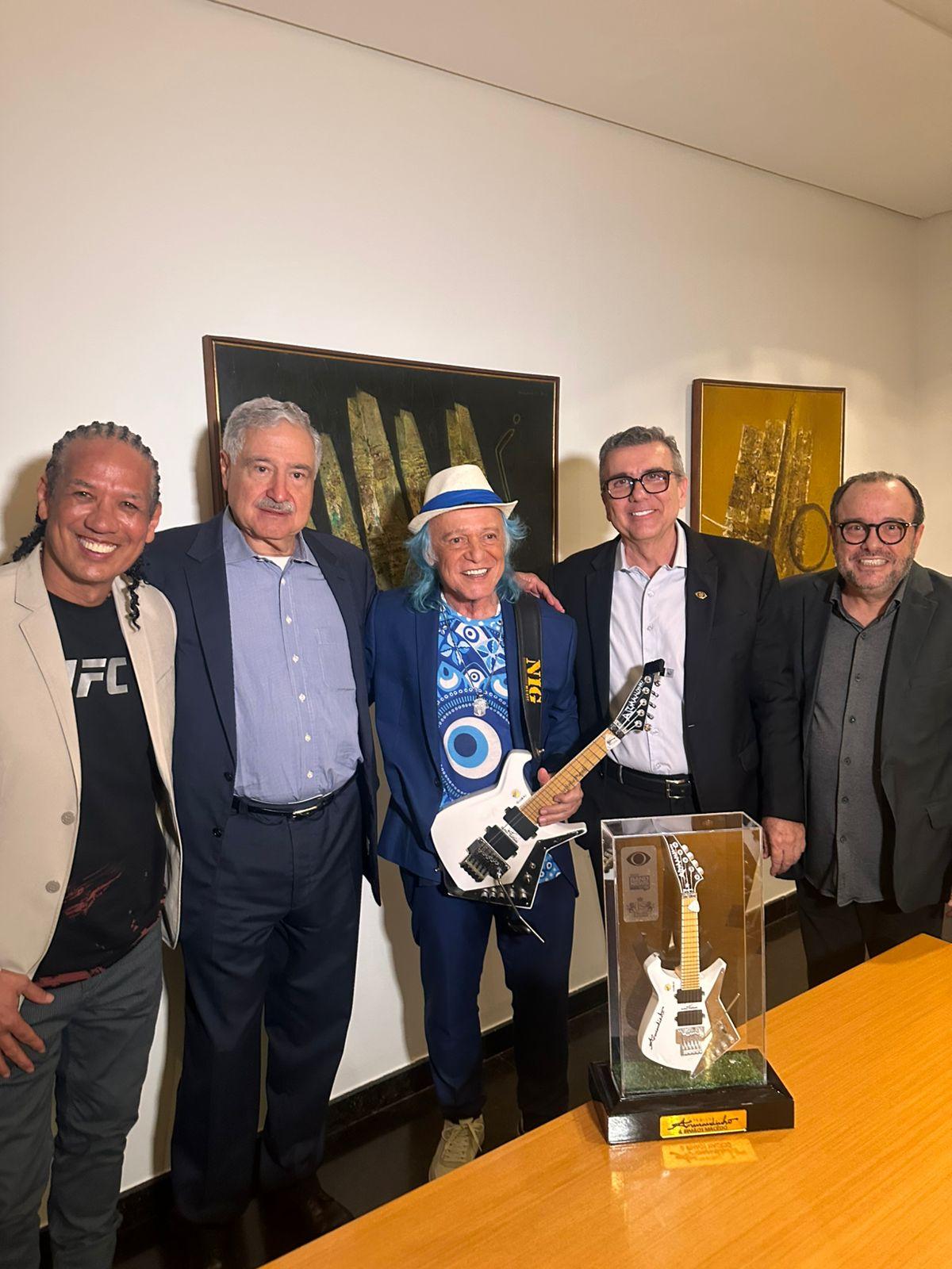 Armandinho e Band Bahia homenageiam Johnny Saad com Troféu Armandinho & Irmãos Macêdo
