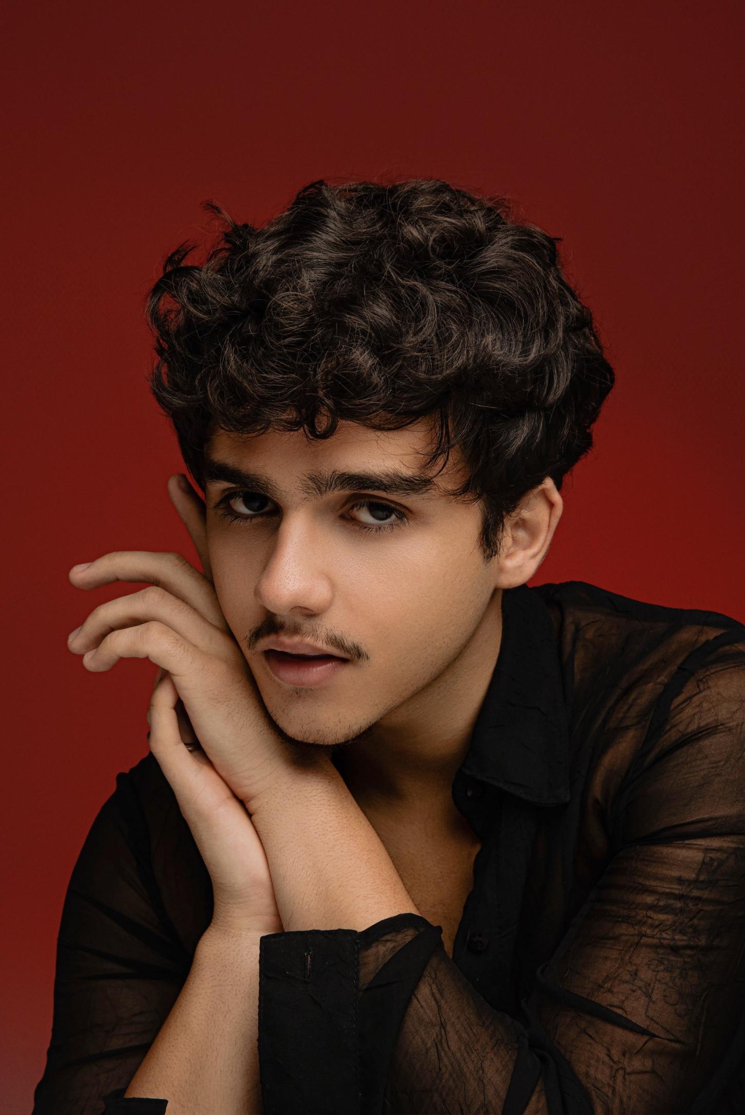 Cantor pernambucano Caike Souza lança álbum 