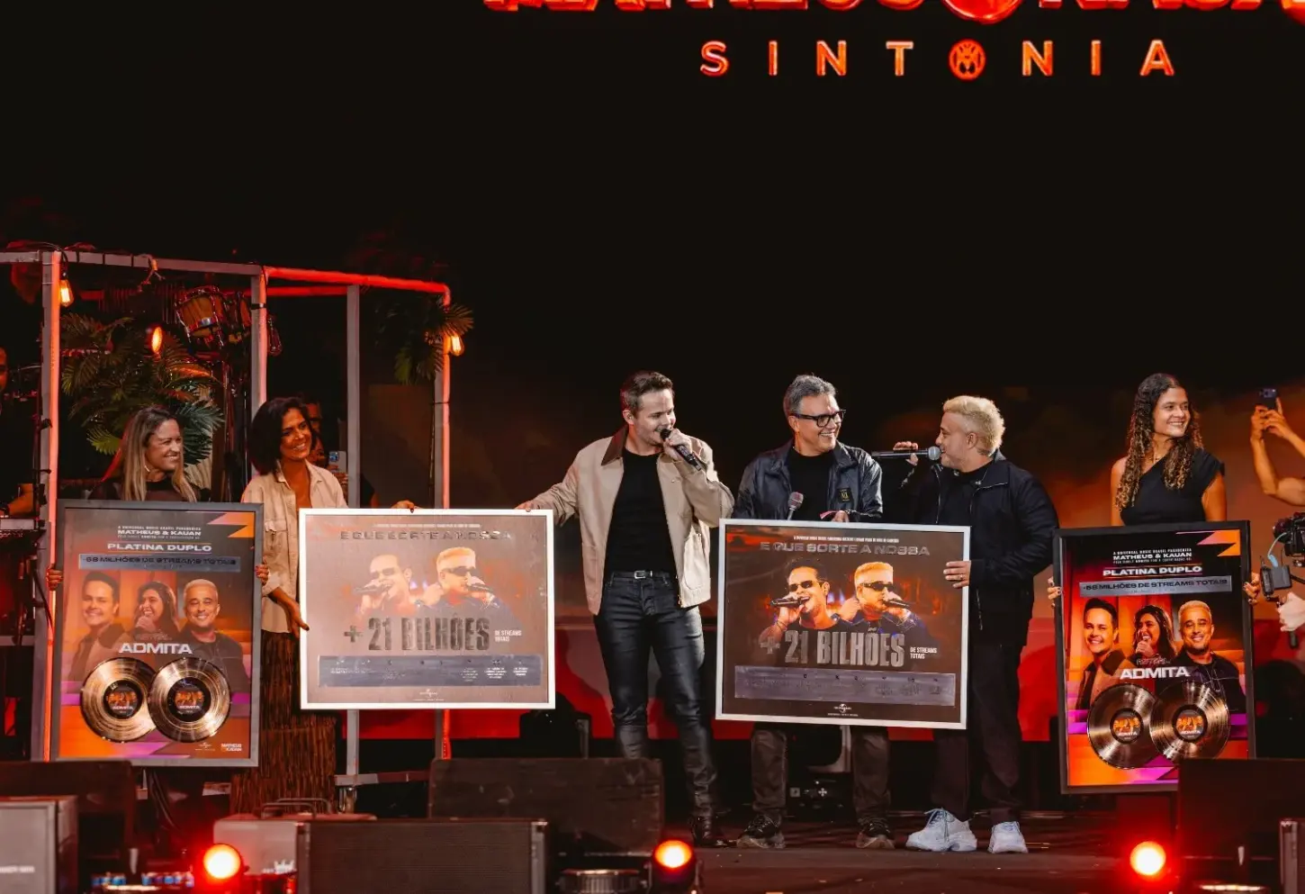 Matheus e Kauan recebem certificado pelos 21 bilhões de streams na carreira durante show na Agropecuária de Goiânia 