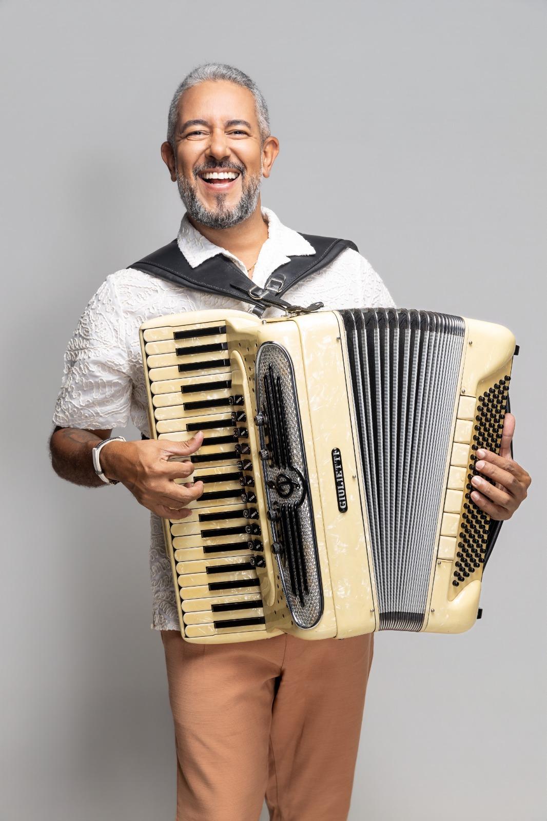 Jo Miranda comanda noite de muito forró no Arraiá Salvador em véspera de feriado 