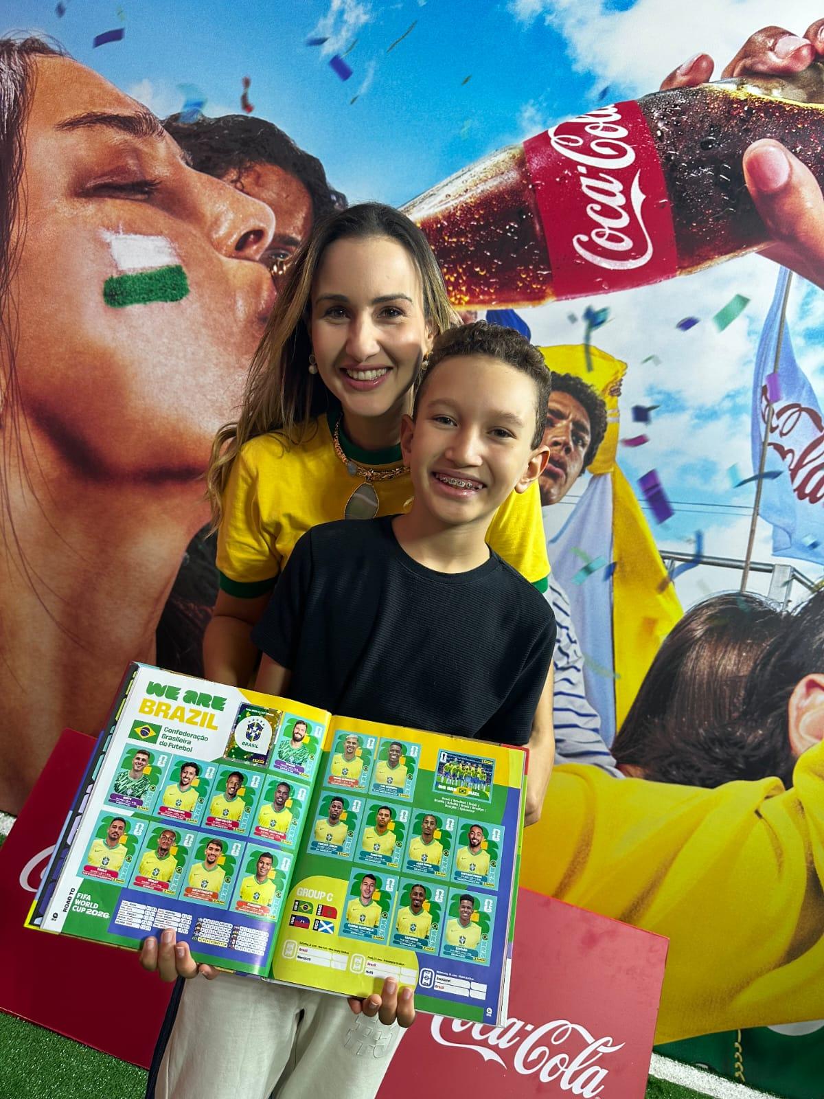 No shopping Bela Vista, a influenciadora Laíz Demonteê agita a Arena Coca - Cola para ajuda torcedores a completarem o álbum.