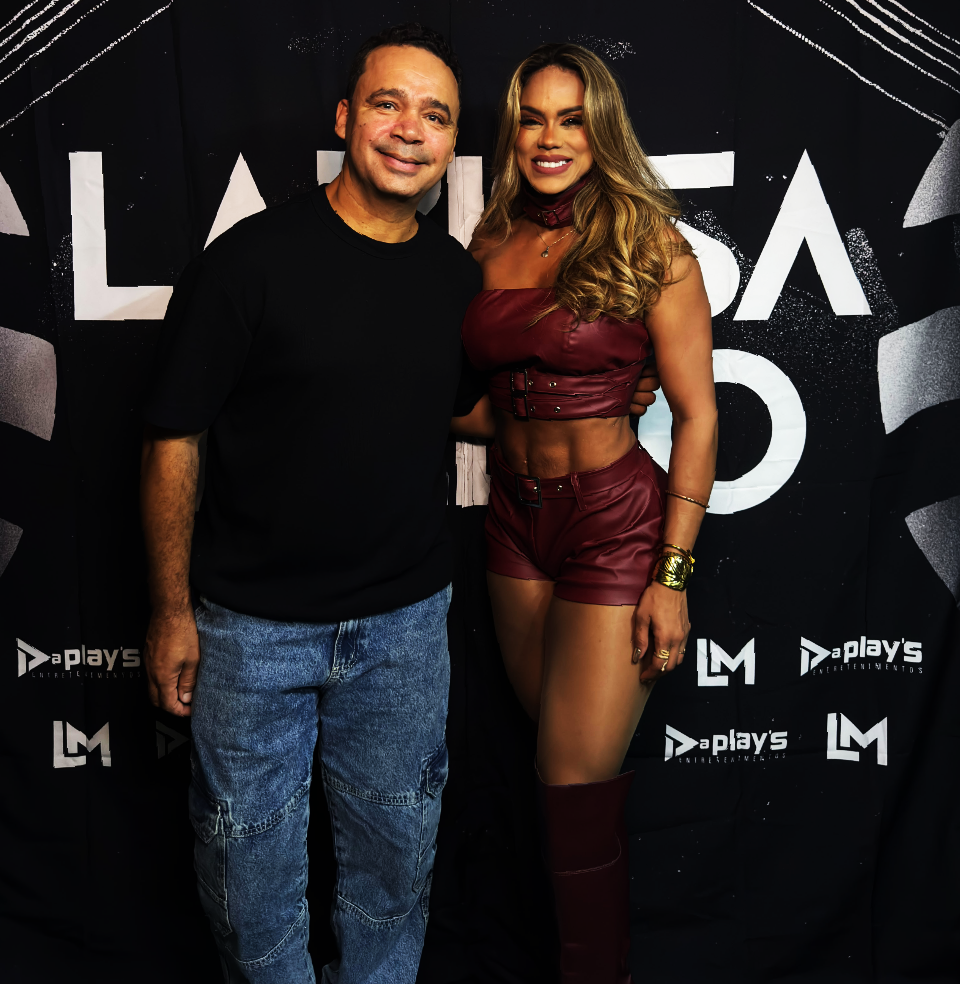 Show da cantora Larissa Mello em Canudos (BA) contou com participação de Riquelme na Batera