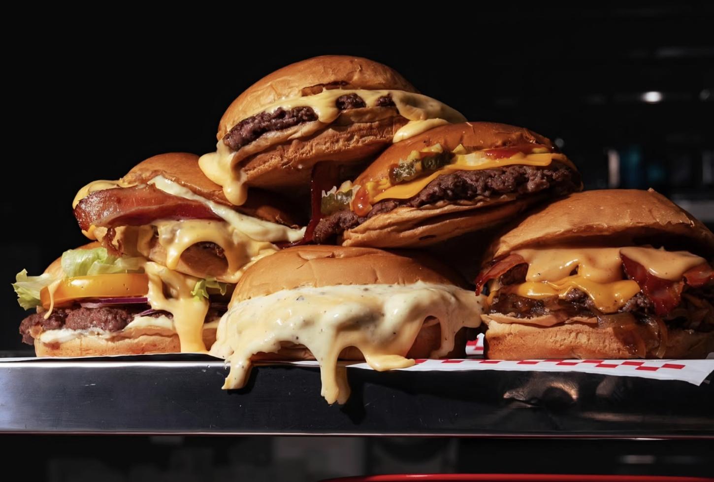 Almoço, jantar, lanche da tarde ou madrugada: brasileiros aumentam consumo de hambúrguer em todas as faixas do dia   
