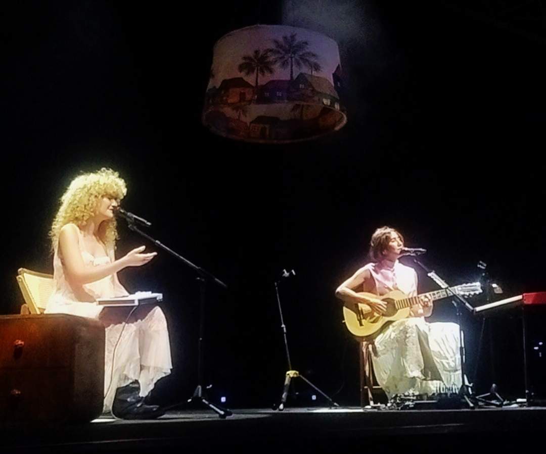 Ana e Vitória emocionam Salvador com show de casa cheia na Concha Acústica