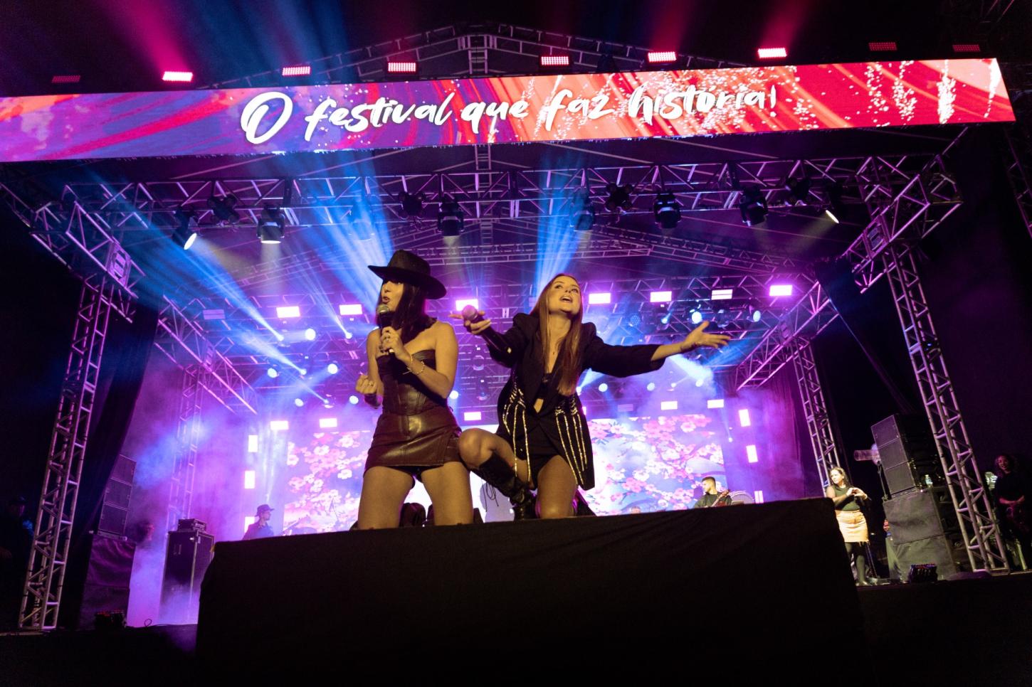 Gabi e Rapha se apresentam para mais de 20 mil pessoas no Festival de Inverno de Amparo
