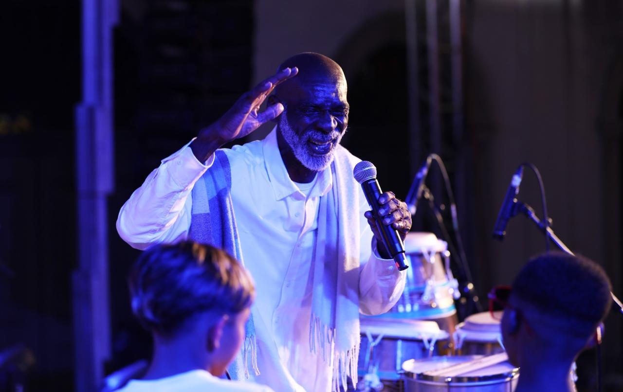 Gabi Guedes emociona público e celebra a força da percussão ao lado da Banda Querô no Santos Jazz Festival 