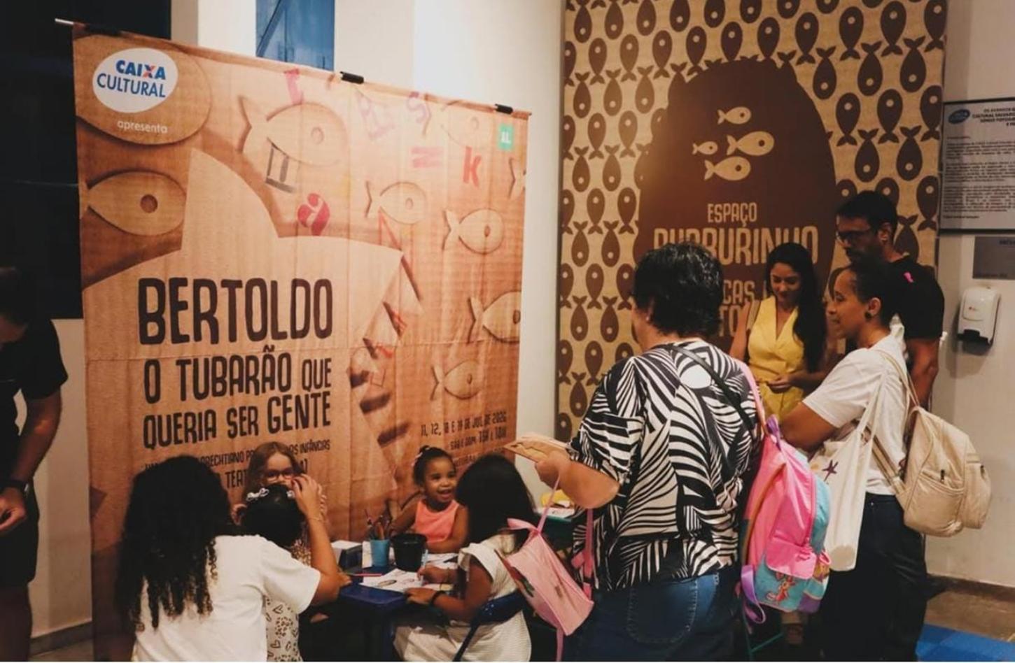 Inspirado no texto “Se os tubarões fossem homens”, de Bertolt Brecht, o musical transforma a obra em uma fábula sensível e divertida