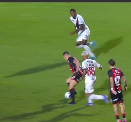 Vitória aproveita erro da defesa, vence o Vasco no Barradão e volta do Brasileirão em alta