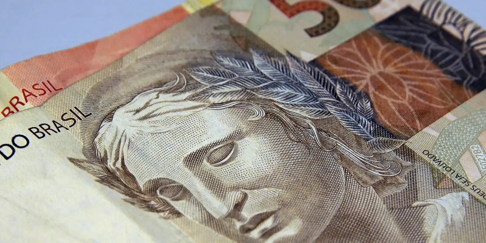 Brasileiros retiram R$ 10,5 bilhões da poupança em agosto