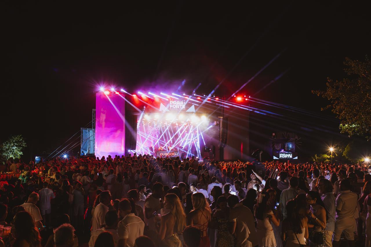 Com programação de festival, Réveillon Praia do Forte se consolida como um dos roteiros mais cobiçados para a virada de 2027