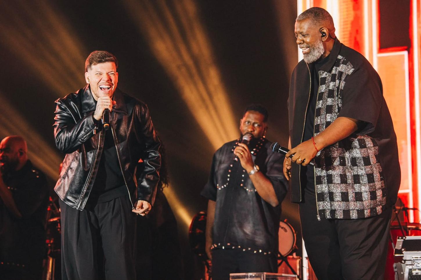 Ferrugem e Péricles celebram o samba e o pagode em noite de encontros e grandes sucessos em Lauro de Freitas