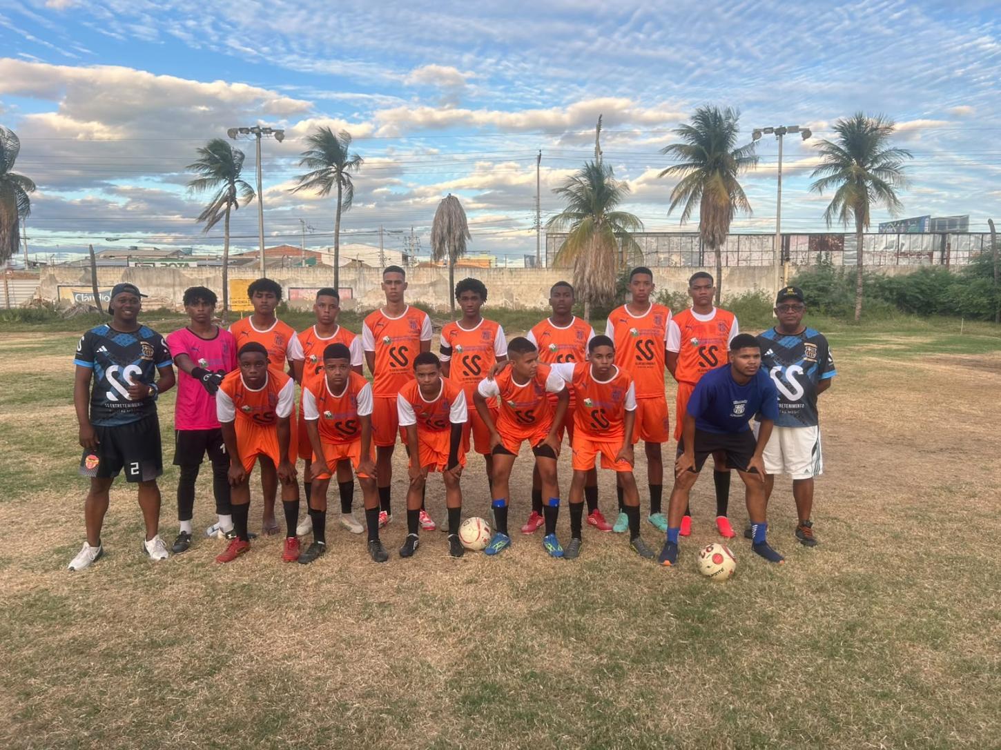 Cantor Silvanno Salles apoia time de futebol do Subúrbio Ferroviário de Salvador