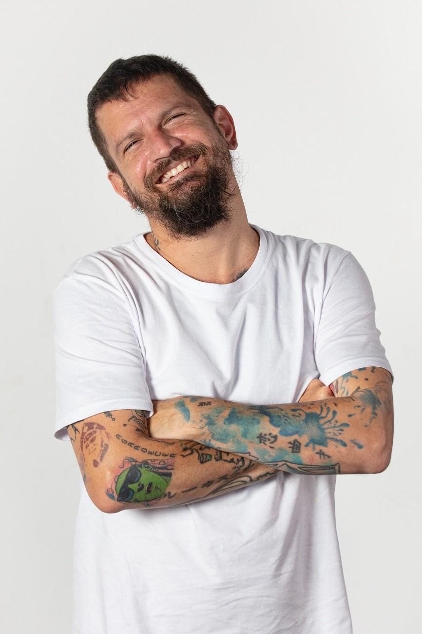 Repertório vai ser alegre, percussivo… pra trazer esperança. É uma data boa de renovar a fé”, diz Saulo, sobre show no Réveillon Guarajuba 