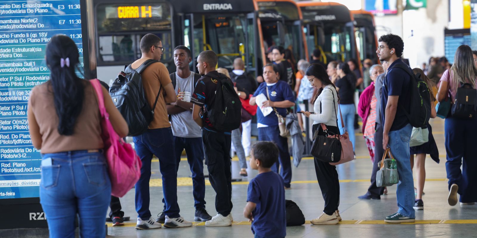 Setor de serviços fica estável em julho e sobe 2,4% em 12 meses