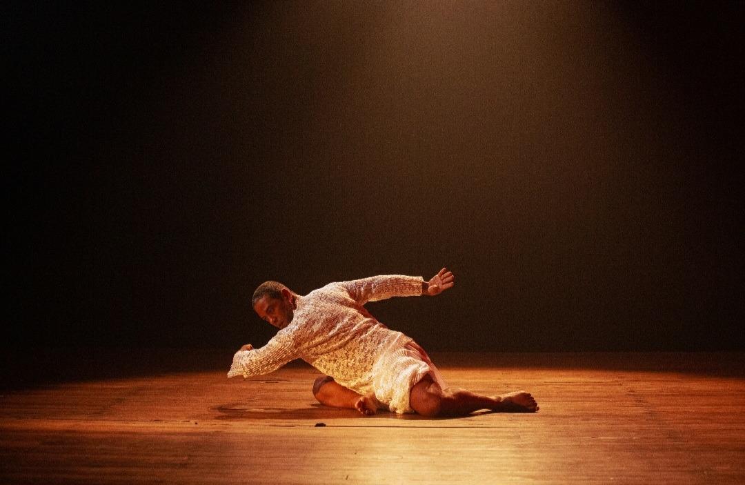 Agamenon de Abreu comemora 35 anos de teatro com novo solo “A Última Dança”