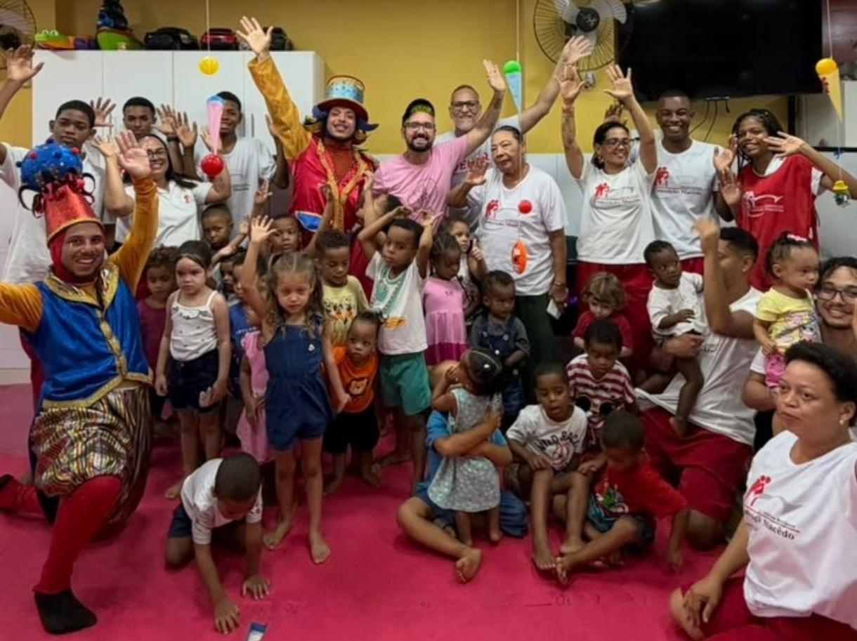 EDY RIOS PROMOVE AÇÃO SOLIDÁRIA E LEVA ALEGRIA A CRIANÇAS ATENDIDAS PELA IBCM, EM SALVADOR