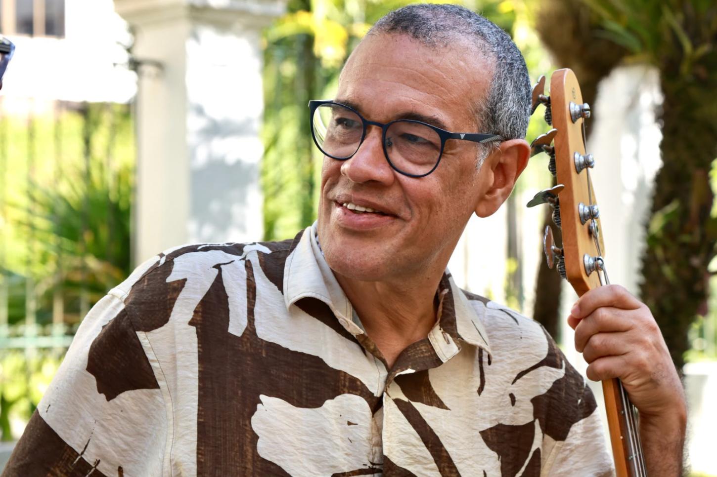 Shows gratuitos terão participações especiais de Alinne Rosa, Tais Nader, Armandinho Macedo e Roberto Mendes além de bate-papo com o artista