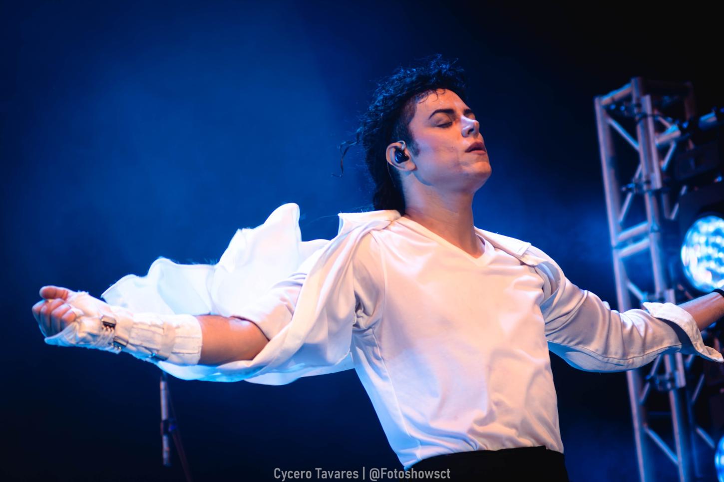 Rodrigo Teaser revive a magia do Rei do Pop em apresentação na Concha Acústica de Salvador
