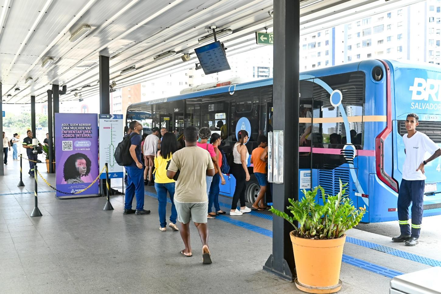 Salvador amplia acesso ao Botão Lilás em estações do BRT Salvador para atendimento a mulheres vítimas de violência