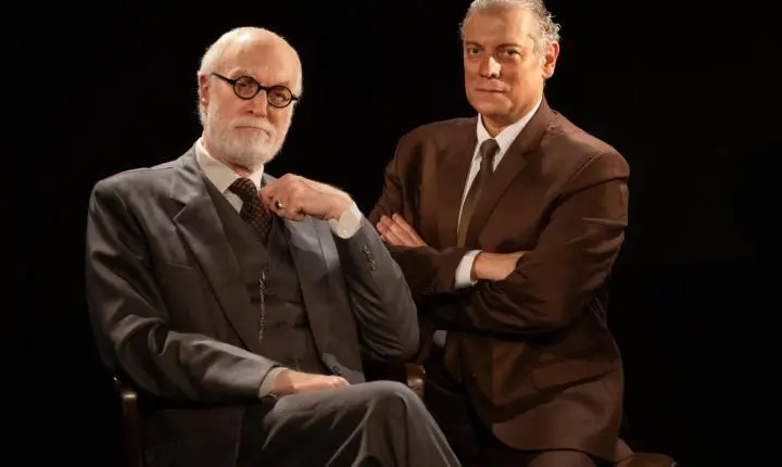A Última Sessão de Freud, de Mark St. Germain, um dos maiores sucessos do teatro brasileiro ganha nova temporada no Teatro Sesc Casa do Comércio em Salvador