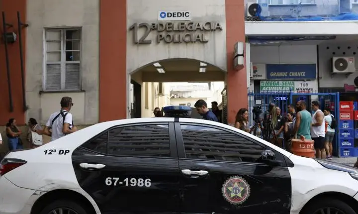 Adolescente envolvido em estupro coletivo no Rio se entrega à polícia