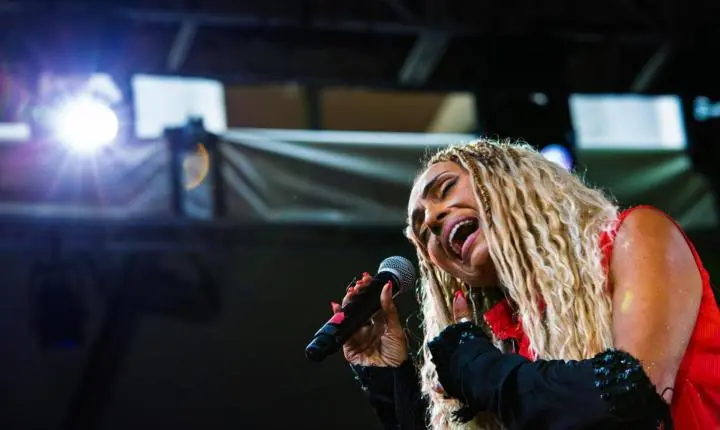 Afoxé Filhas de Gandhy ganha destaque na imprensa americana após apresentação de Silvana Magda em Nova York