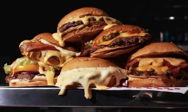Almoço, jantar, lanche da tarde ou madrugada: brasileiros aumentam consumo de hambúrguer em todas as faixas do dia   