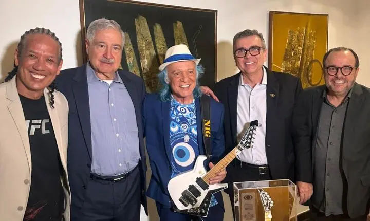 Armandinho e Band Bahia homenageiam Johnny Saad com Troféu Armandinho & Irmãos Macêdo